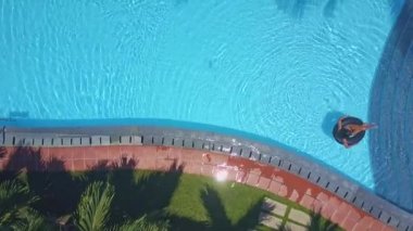 FlyCAM palm üstleri havuzu genelinde taşır.