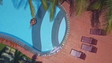 FlyCAM fayans havuzu ve Bayan su üzerinde gösterir.