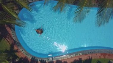 havadan görünümü kız bikini yüzük havuzunda yüzüyor