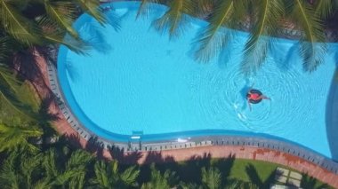 palmiye dalları halkada kürek çekmeye kız ile üst