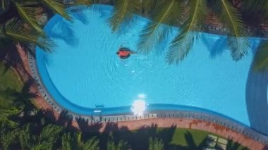 kavurucu güneş altında havuzda kadın rahatlatır
