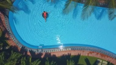 tropikal havuzu ringde üzerinde üst görünüm kız fırtınası