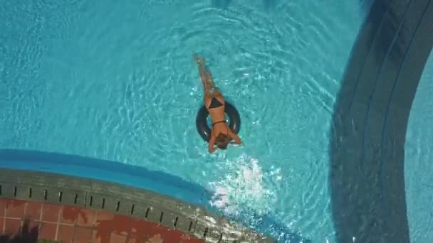 Ragazza si trova su salvagente in piscina e rilassarsi — Video Stock