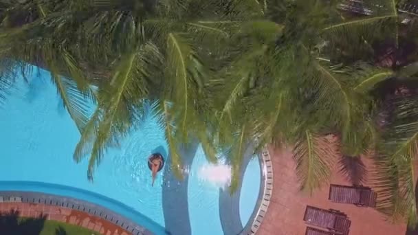 Γυναίκα πανιά την σημαδούρα στην πισίνα με την αντανάκλαση του ήλιου — Αρχείο Βίντεο