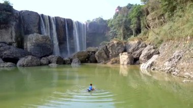 çok sayıda şelale akışlarını yükseklikten buzlu Çalıştır.