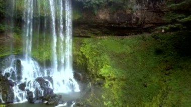 drone yaklaşımlar beyaz alt kısım şelale