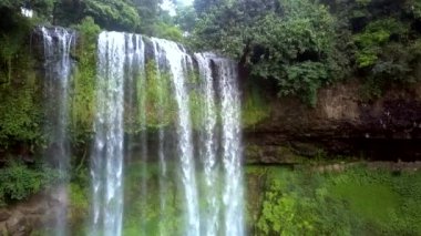 görünümü Kapat şelale aniden aşağı düşer
