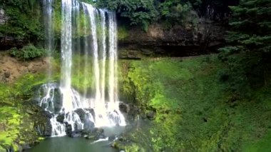 şelale dik taraflı gorge aşağı çalışır