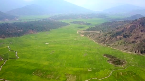 Picturale Panorama Groene Vallei Onder Bruin Glooiende Heuvels Vietnamese Tropische — Stockvideo