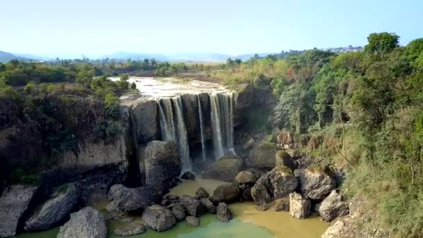 Дивовижний водоспад зі скелями і великим басейном внизу — стокове відео