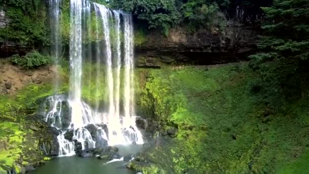Cachoeira corre para baixo em desfiladeiro íngreme — Vídeo de Stock