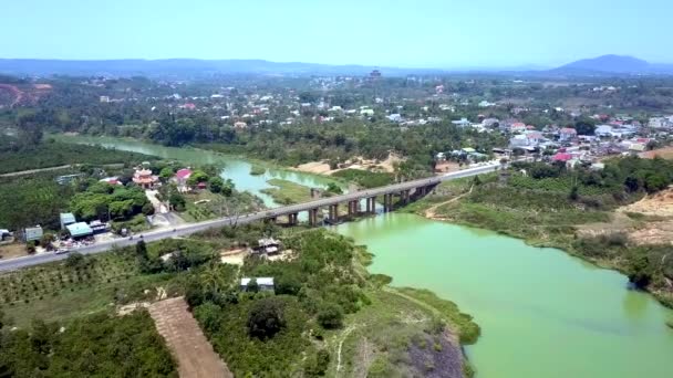 Luchtfoto rivier brug tegen groene stad — Stockvideo