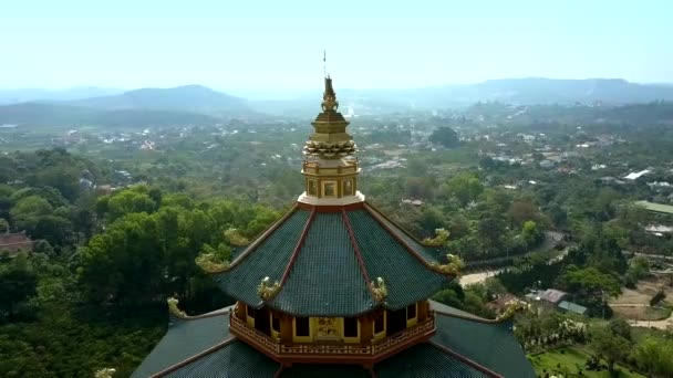 Telhados verdes de templo aéreo com cúpula contra paisagem rural — Vídeo de Stock