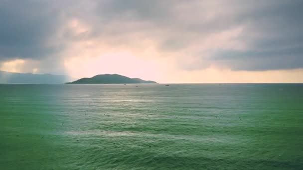 Riesiges Bild riesiger ruhiger azurblauer Ozean und entfernte Insel — Stockvideo