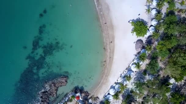 Kameran stiger ned nära hav och strand med vit sand — Stockvideo