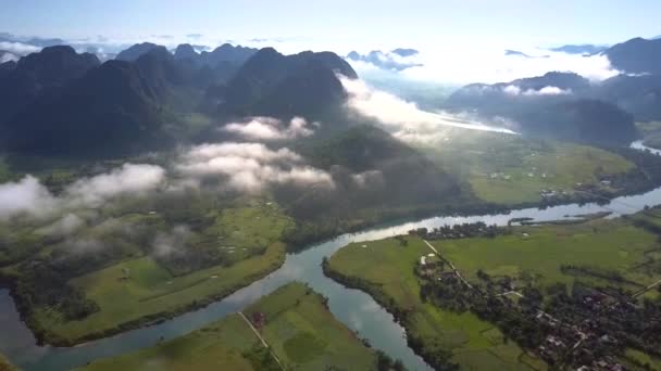 Vista aérea vale e sol reflete na junção rios — Vídeo de Stock