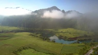 dron countryscape Nehri ile yukarıda sis tepelerde uçar