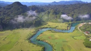 sabah güneş tarafından aydınlatılmış highland genelinde nehir geçiyor