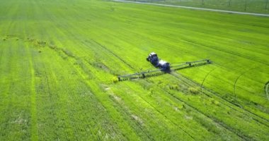 havadan görünümü traktör römork sürücüleri alan raylara hale getirme