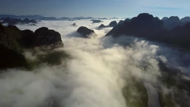 空中鸟瞰无尽的山脉从云层中凸出 — 图库视频影像