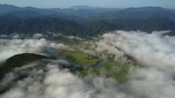 Niebla matutina cubre valle contra vastas tierras altas — Vídeo de stock
