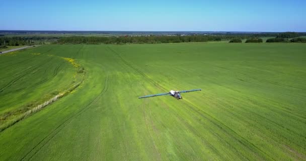 Widok z lotu ptaka zwykłego pola z Opryskiwacz polowy przyczepiany — Wideo stockowe