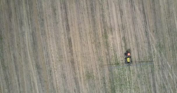 Flug über Traktorspritze mit langen Stangen auf Feld — Stockvideo