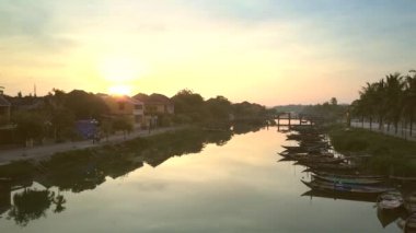 nehir kenarında ve tekne üzerinde gündoğumu Hoi, evler bir