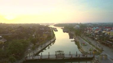 nehir üzerinde hareket geçmiş köprü Hoi An içinde sabah