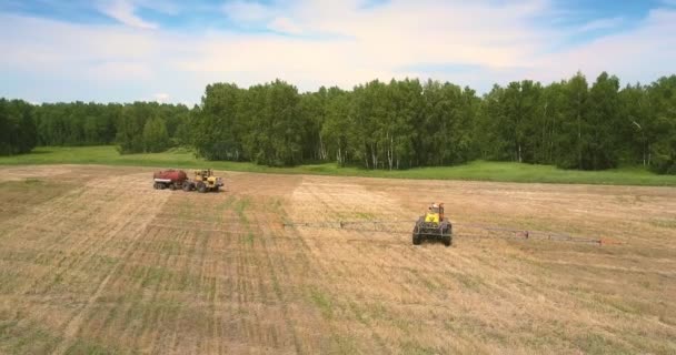 Remolque tractor se para en el campo espera para llenar el tanque de pulverización con productos químicos — Vídeo de stock