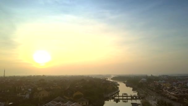 Helle Sonne steigt über dunkler Stadt mit Fluss — Stockvideo