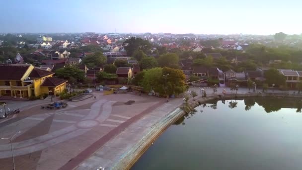Gran plaza frente al río con casa amarilla en Hoi An — Vídeos de Stock