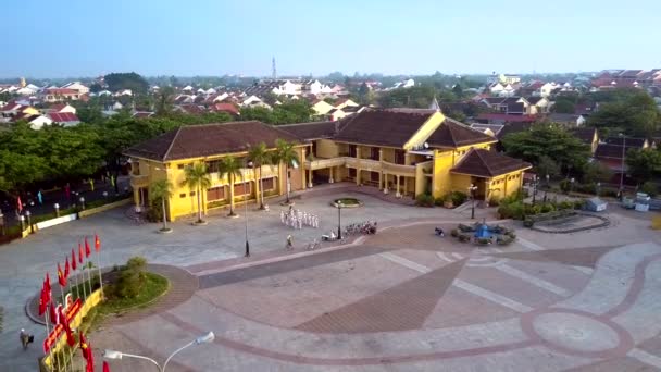 People in white train on square with yellow house in Hoi An — Stock Video