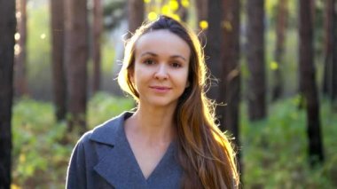 geri gün batımı ışınları tarafından yaktı kamera içine sarışın kız görünüyor