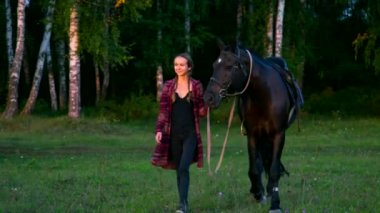 Kız kamera önde gelen at at başlığı altında yaklaşımlar