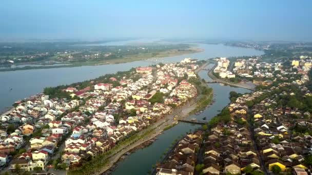 Bovenste deelvenster oude Hoian wijk tegen brede rivier — Stockvideo