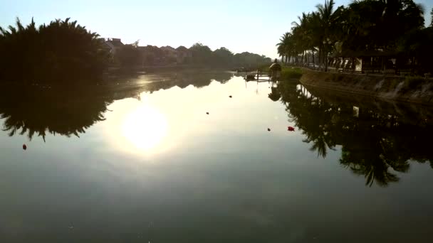 Movimiento a lo largo del canal con siluetas de palma y reflejo solar — Vídeos de Stock