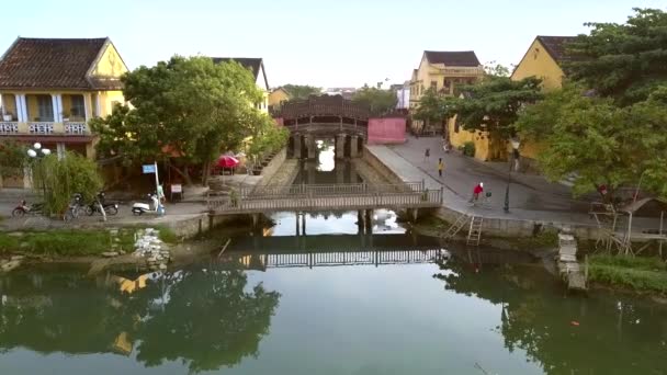 Mouvement au-dessus de la passerelle vers le pont japonais couvert — Video