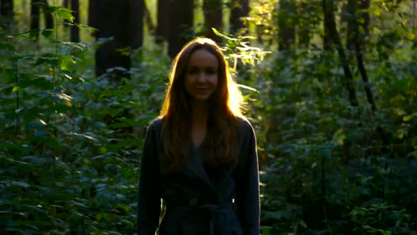 Woman walks and long flowing hair shines in back sun — Stock Video