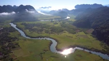 Sunrise hills ve sarma Nehri vadisinde arkasından