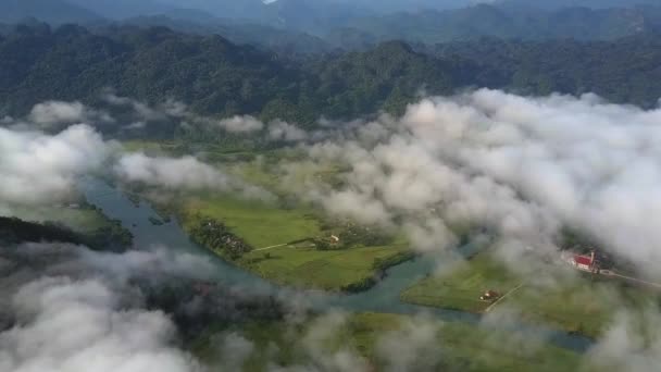 Niebla se disipa por encima del valle con el río entre las tierras altas — Vídeo de stock