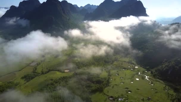 Hoge vlucht van de heuvels boven de vallei naar de rivier met zon reflectie — Stockvideo