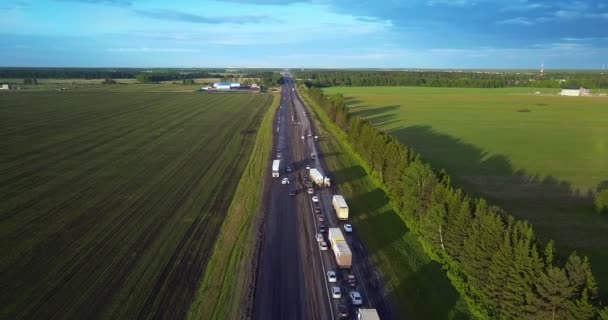 Flycam flyttar runt trafikstockning på grund av olycka på landsväg — Stockvideo