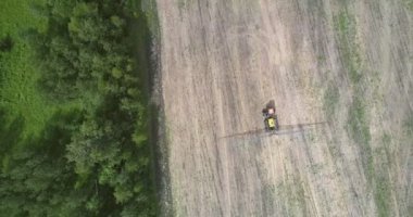 havadan görünümü traktör sürücüleri hasat alanında orman boyunca