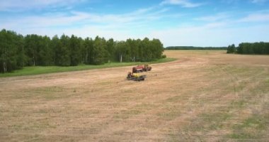 Traktör römork sürücüler tank kamyonuna kimyasalları alanında doldurmak için