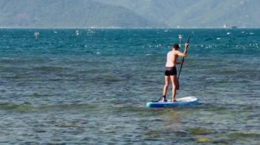 dostum kürekler kurulu okyanusta net şamandıralar Balık tutma tarafından sup