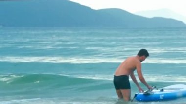 adam su alır kürek tahta karşı tepeler üzerinde duruyor