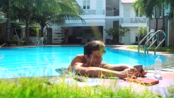 Csinos lány ölelést srác vállát áll a medence víz szélén — Stock videók