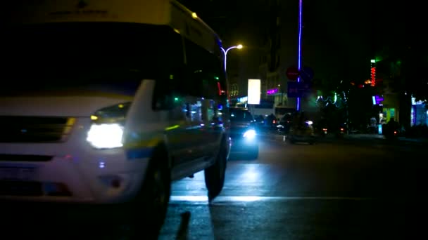 城市夜间街道重交通与闪闪发光的车头灯 — 图库视频影像