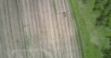 kuş gözü uçuş traktör sürücüleri hasat alanında orman boyunca